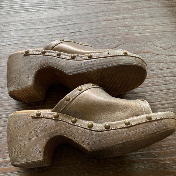 FloJo’s clogs in Bronzie gray with clunky heels. Size 7. - Picture 6 of 8